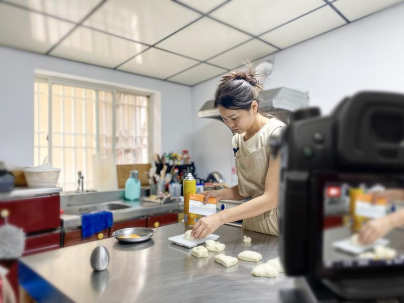 返鄉青年回鄉創立「Cinevuan去那呼玩烘焙工作室」，製作麵包時認真、仔細且很謹慎每個步驟。
