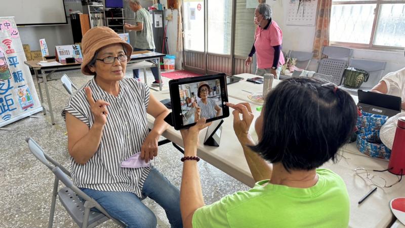 長輩們互相練習抓角度拍美照，製作早安圖