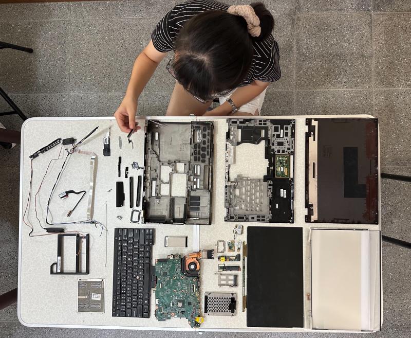 學員拆解3C電腦報廢品，做為藝術創作的素材之一