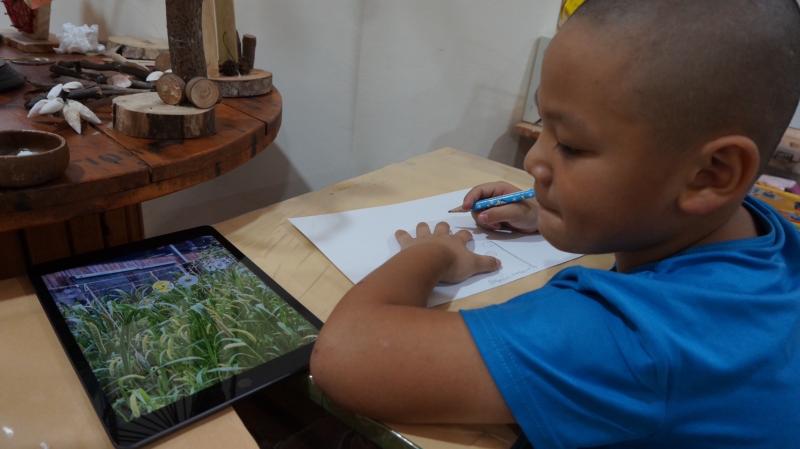 小朋友們在繪製過程中，看著平板上的圖片臨摹畫出小米。
