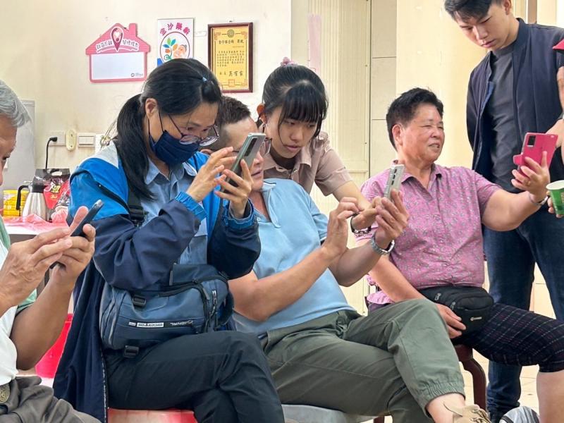 講師教導學員使用手機修圖APP