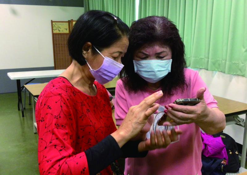 學員彼此相互討論手機操作各項設定