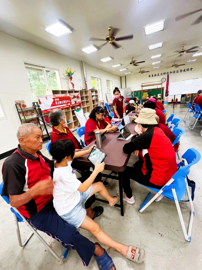 老師指導長輩學習線上購物以及使用不同的購物平台來購物