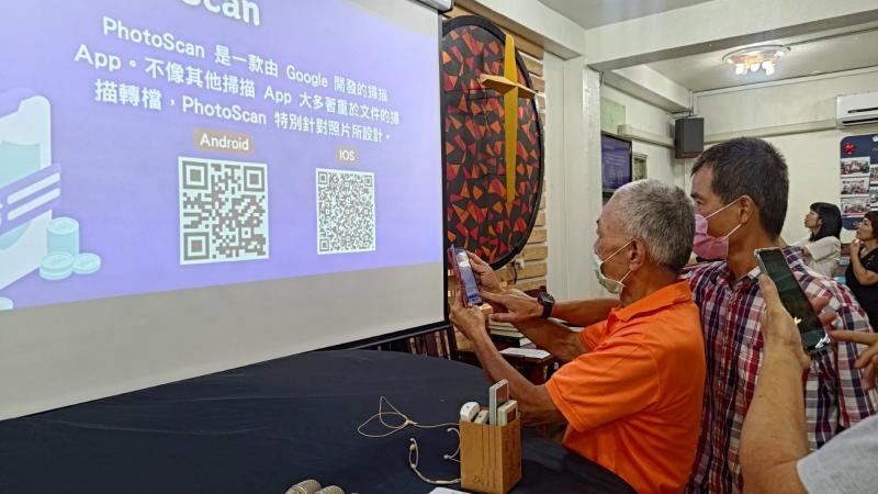 實際讓長者操作QR CODE