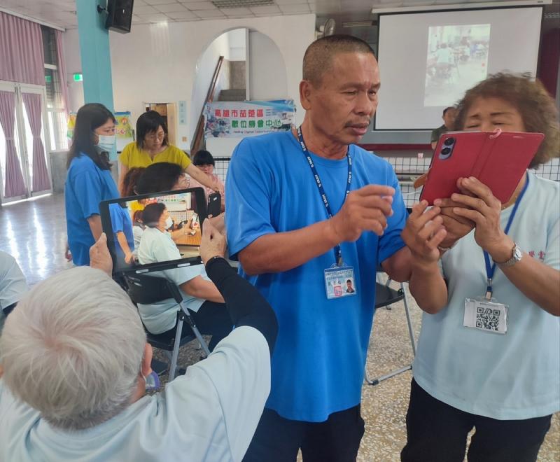 志工們認真學習也幫忙協助指導學員操作
