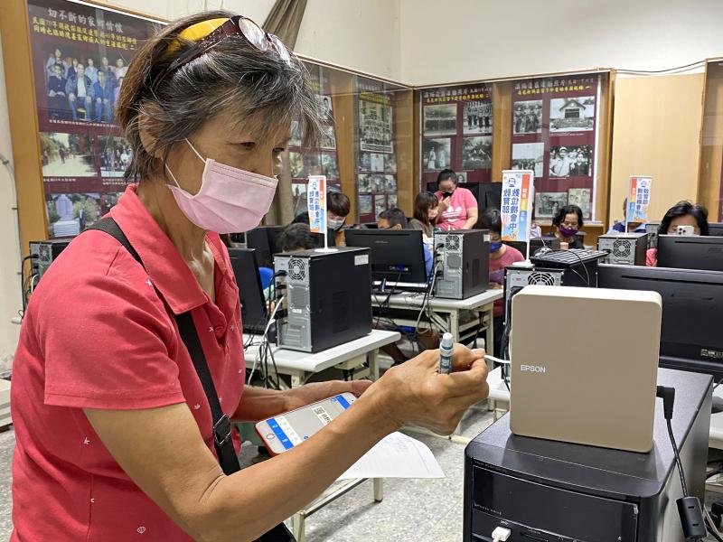 學員學會透過手機應用程式控制列印機，嘗試操作標籤機，成功完成標籤的列印工作。