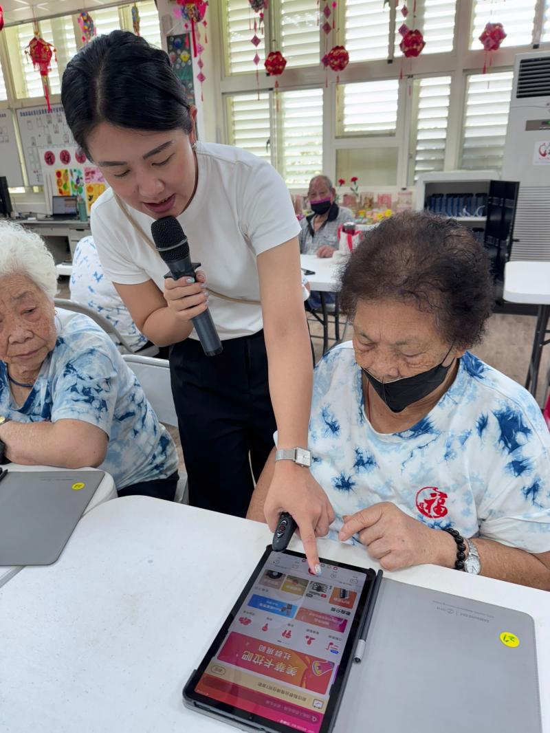 介紹介面：教長輩打開應用程式後，帶長輩瀏覽主界面，解釋每個按鈕的作用，例如：主頁動態、歌房、消息、個人等，教他們如何通過搜尋尋找歌名，或從推薦表中選擇喜歡唱的歌曲。