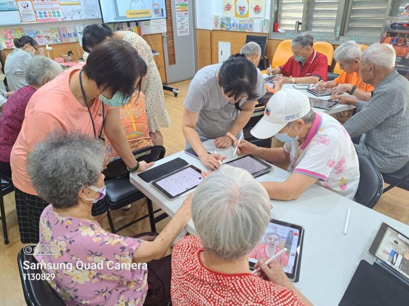 學員遇到問題，講師直接教導學員操作