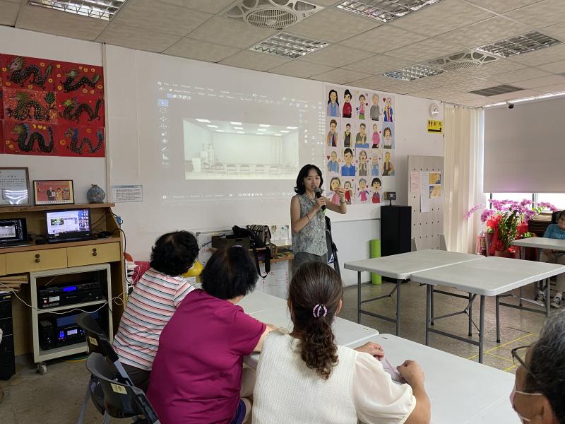 老師將3D建模完成的室內空間，透過投影幕的方式投射出來。