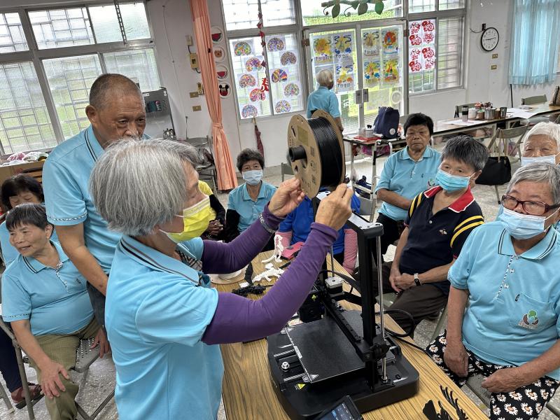 學員操作3D 列印機-1