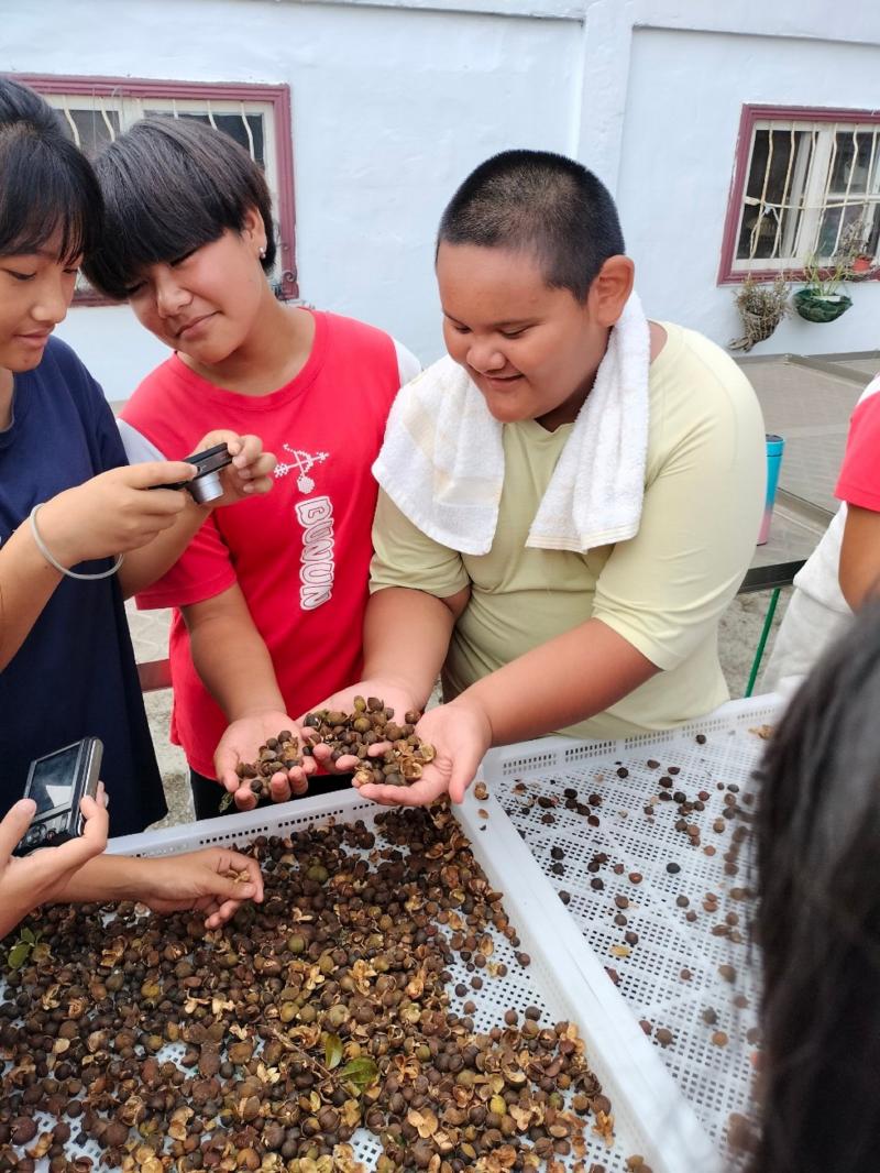 學員快樂地探索不同的拍攝角度，捕捉彼此的瞬間，體驗攝影帶來的樂趣與成就感。