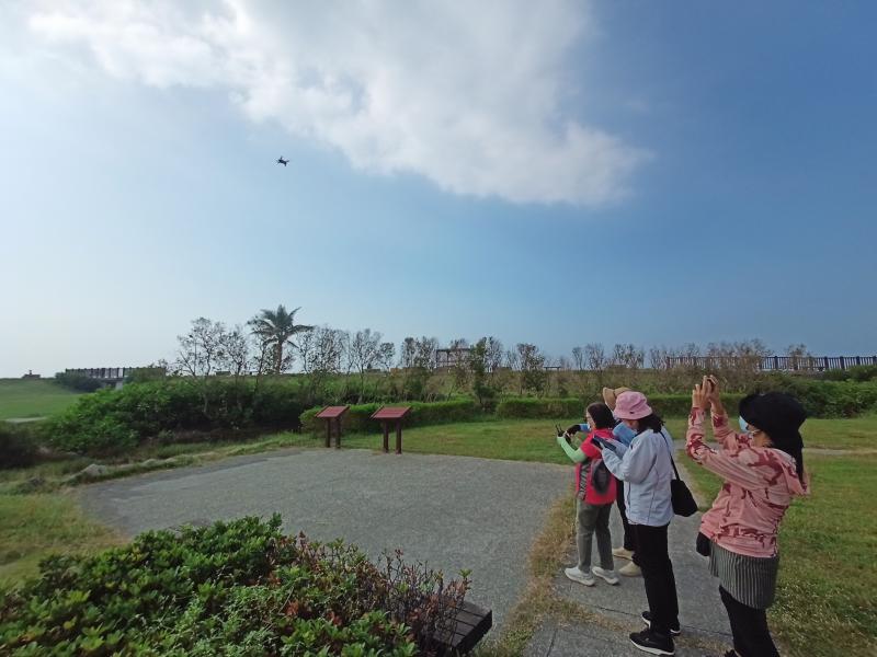 學員練習分空拍機。