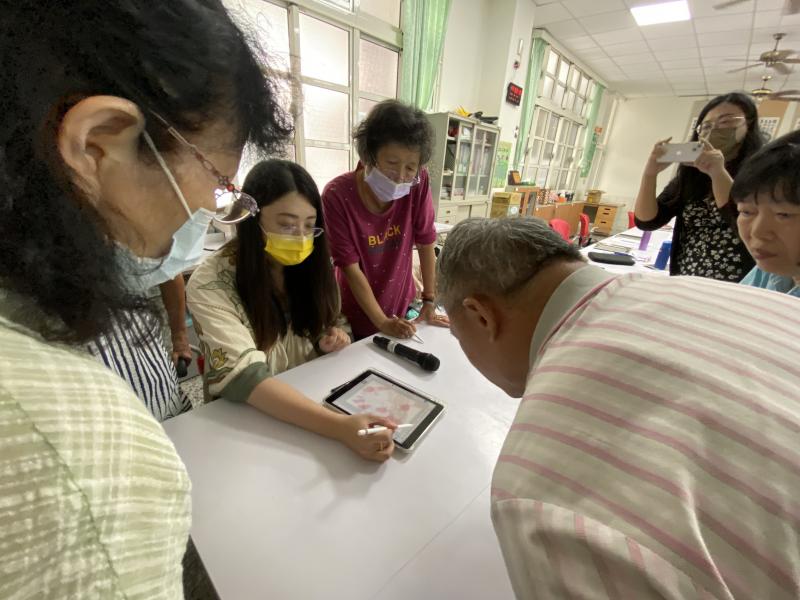 老師實際操作給學員示範