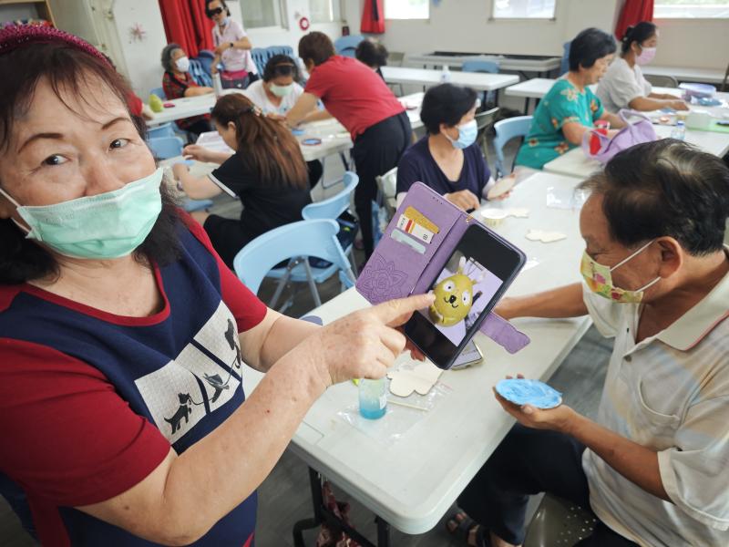 學員透過老師教學的方式，完成對自己的作品地拍攝完，還迫不及待地與其他人分享，說著照片拍出來竟然比我實際作品的還好看，直呼這是"照騙"阿!