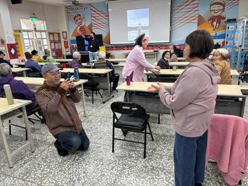 透過課程讓長者們更懂得運用AI數位工具記錄生活中的珍貴時刻