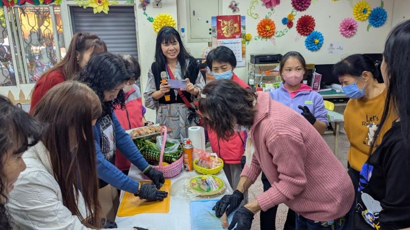 孩子也透過實地製作料理，親身感受到新住民媽媽的飲食文化，臉上透露著專注與好奇，展現對多元文化學習的樂趣。