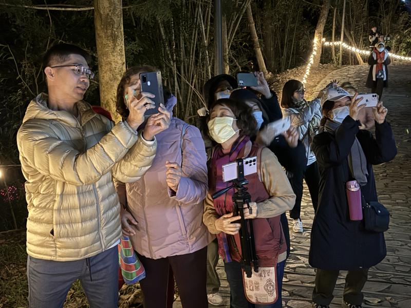 在專業講師的指導下，學員們掌握夜間攝影的構圖與曝光秘訣