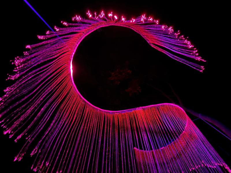 捕捉夜間燈光美景，照片充滿故事感