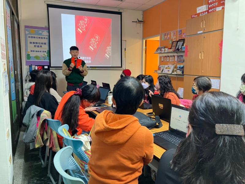 課堂上講師鍾啟榮介紹燙金紅包袋的概念。