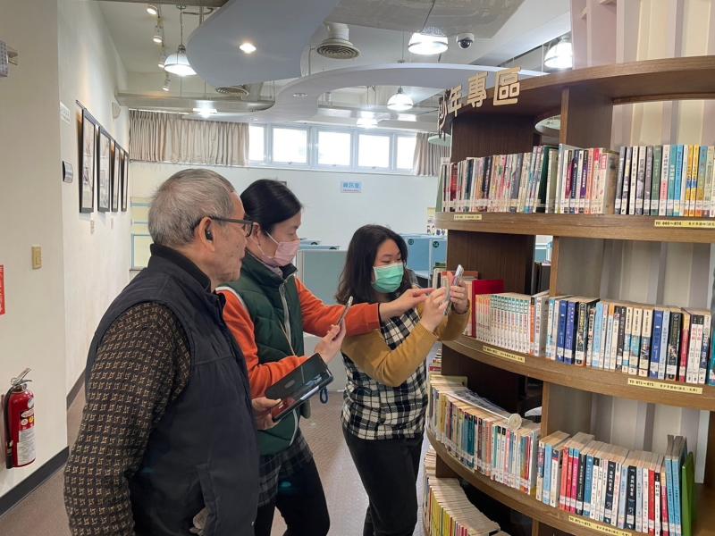 學員們組隊認真拍攝課堂主題-圖書館。