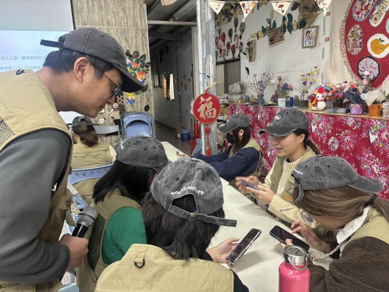 並讓大家拿出手機一起來尋找不錯的影片，學習一些影音操作。