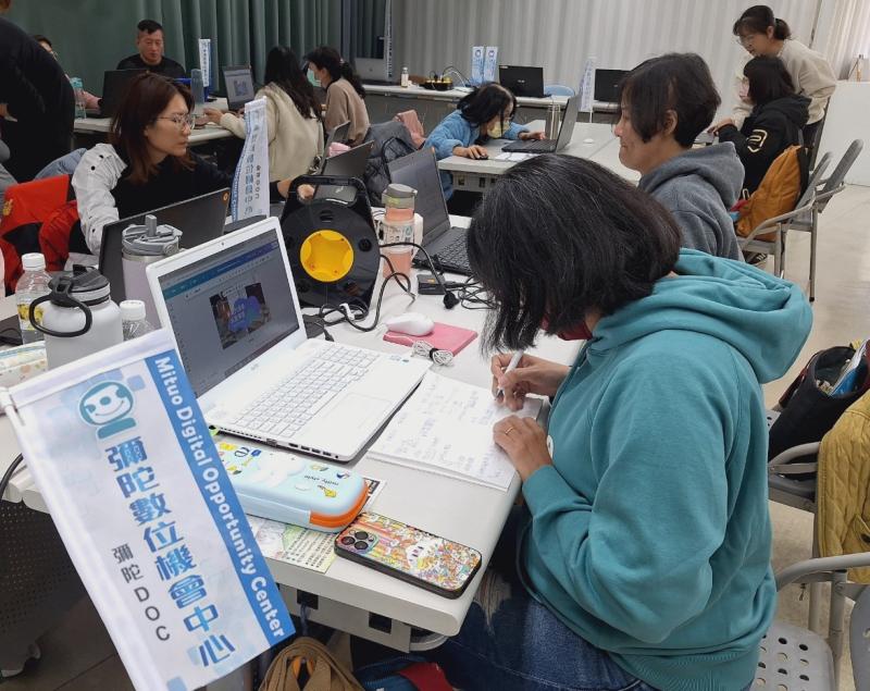 學員把學到的海報製作美學技巧，努力做筆記。