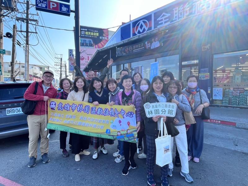 全員在全聯林園北路站大合照。