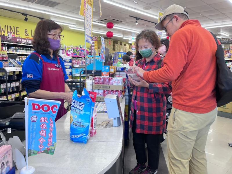 用電子支付在全聯進行交易時，指導老師也在旁邊指導。