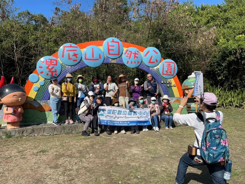 講師學員們一起數位旅遊自助行大合照。