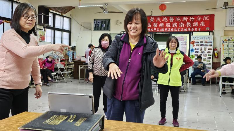 學員們分批投入遊戲，笑料百出。