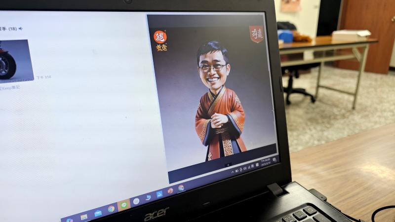 以客語教學見長的王春田老師搭配 AI 生成的人物圖，產出維妙維肖的 AI 講師。
