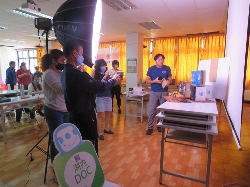 老師制作小型的攝影棚教學員如何照相