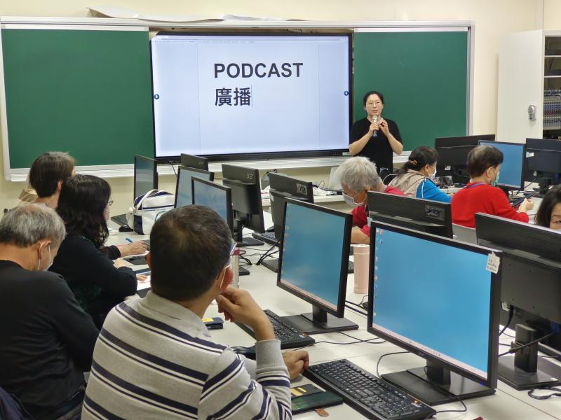 靜宜老師先說明了Podcast 節目與廣播節目的不同，還有目前Podcast節目的市場與發展。