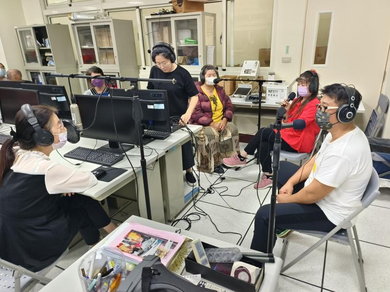 在教室內設置了錄音設備，學員們分組進行Podcast節目錄製。