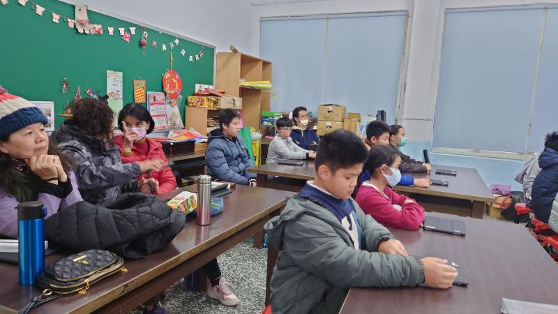 大人小朋友共同上課圖