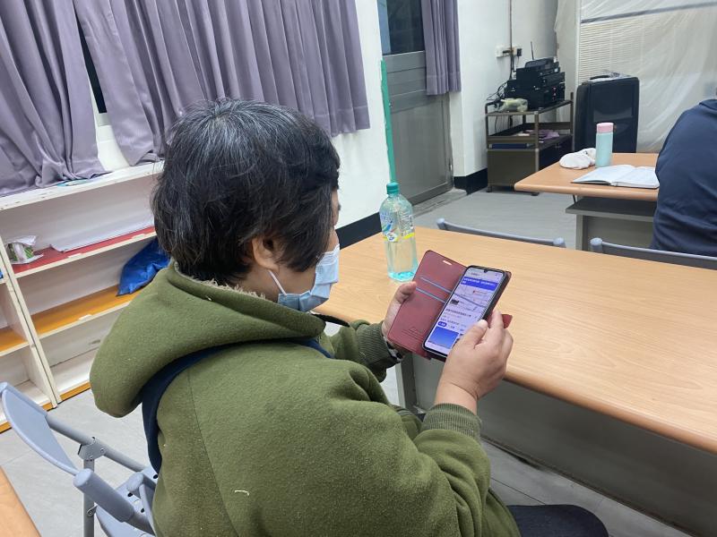 學員們練習將新屋美食地標儲存在自己的手機內。