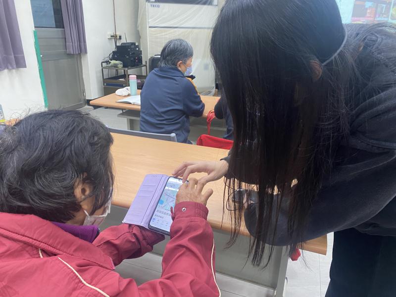 透過這堂課，長輩們學會了導航技巧，非常有成就感。