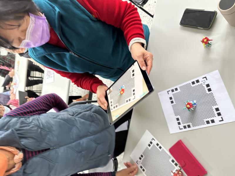 學員合作操作3D掃描APP