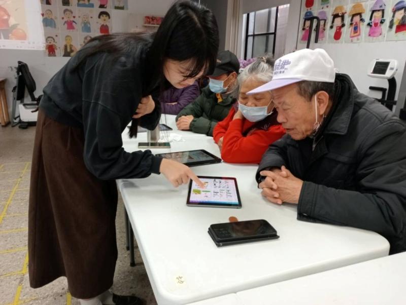 助教協助長輩生成