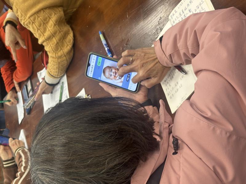 學員們透過LINE的AI小助手生成圖片。