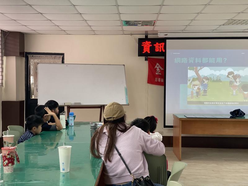 透過資訊安全小短片，建立起爸媽與孩子的正確觀念。