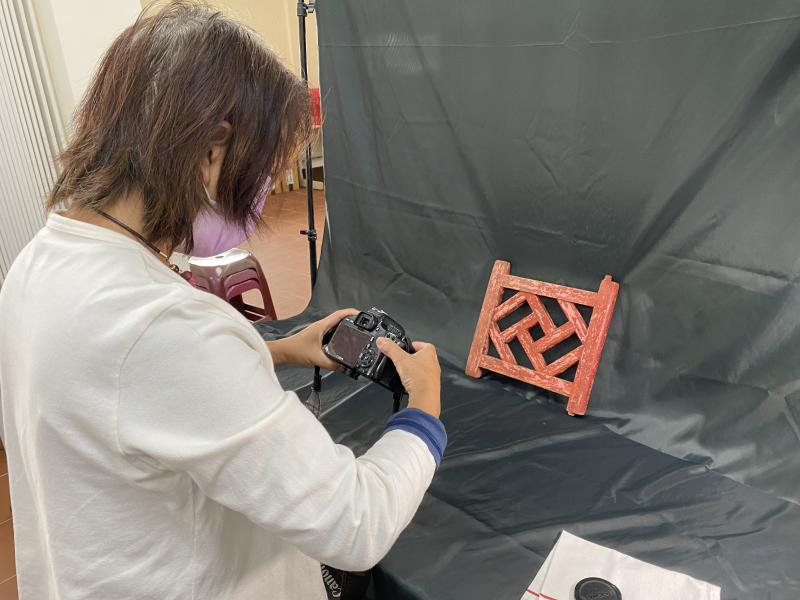 學員們實際拿起相機進行老物件的拍攝。