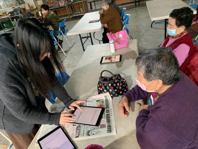 講師協助長輩輸入指令