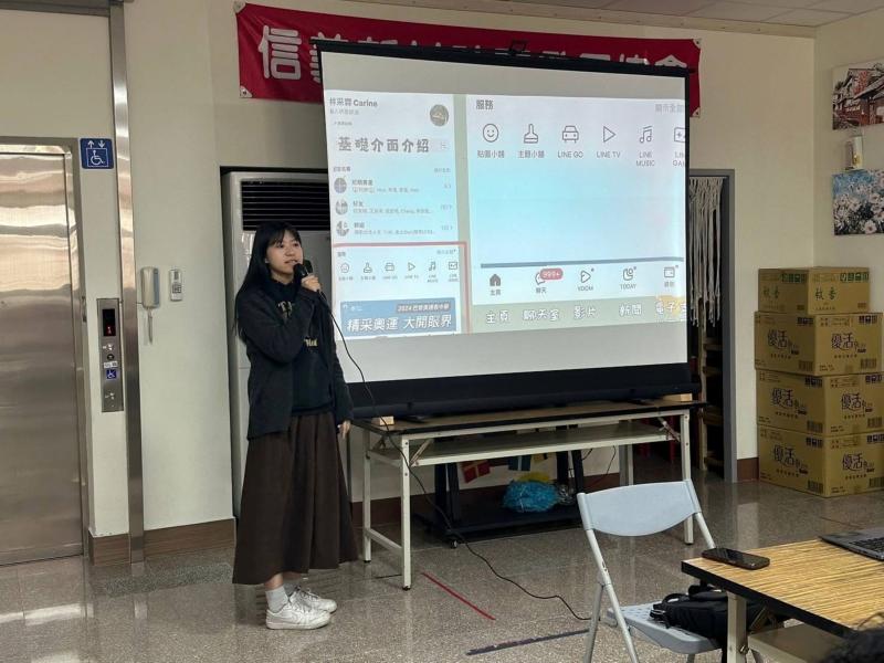 老師和大家說明LINE的操作方式，按照步驟帶長輩操作。