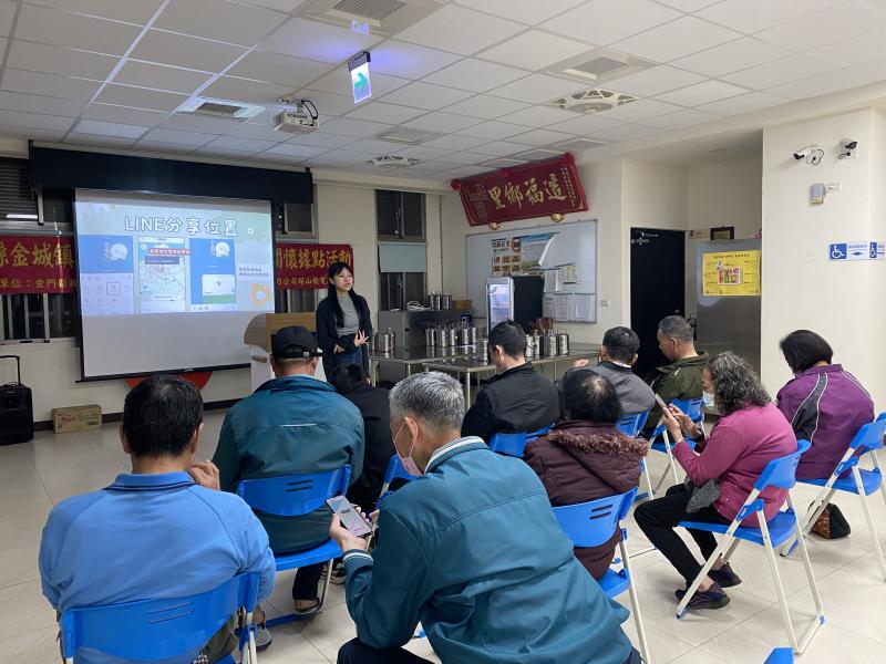 透過分享位置的功能,長輩們學習如何傳自己的座標位置給好友。