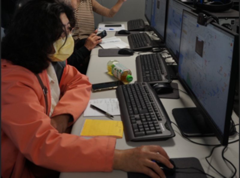 學員們親自操作電腦來將金城在地美食新增進去。