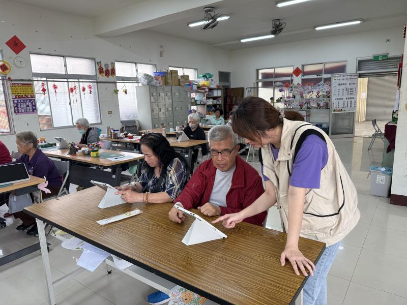 老師協助學員解決註冊及登入問題