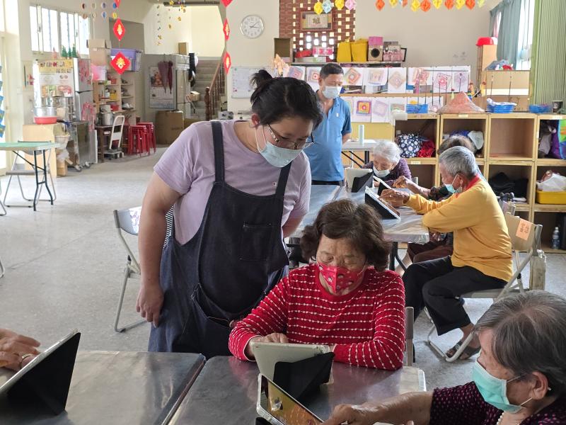 老師觀看學員學習情形。