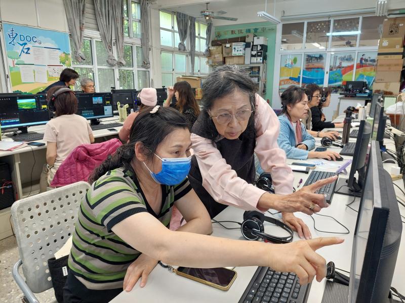 好朋友一起上課一起學習