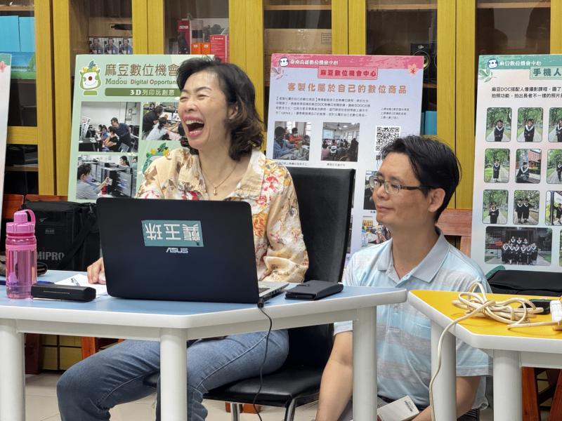 資訊組長熱心協助學員下載與安裝所需軟體